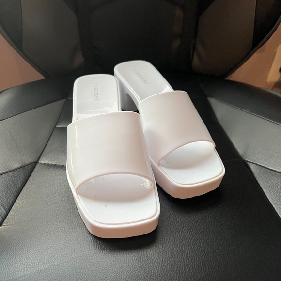 Shoe Dazzle White Low Heeled Sandals - Picture 4 of 5